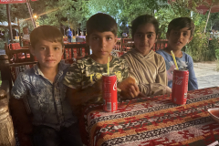 Družba na večerji, otroci iz Sirije (Tatvan)