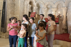 Otroci v sirski pravoslavni vasi se pripravljajo na nastop - psalm v aramejščini