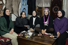 V ženski sobi, haramluku, v družbi turskih lepotic. Tradicionalna hiša v Erzorumu