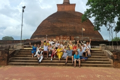 1. Ogled Anuradhapure, pri Jetavanarami stupi. Naše popotovanje po Lanki se je uradno začelo.