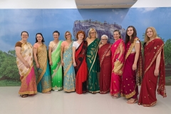 5. Pripravljene, da nas povabijo na poroko. Med poizkušanjem sarijev.