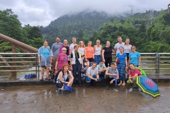 8. Tudi tropski nalivi nas ne ustavijo, da ne bi raziskovali tropskega gozda.