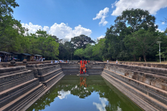 Menihi-vajenci na-izletu-Twin Ponds Anuradhapura.