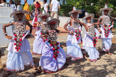 Mladi plesalci pred posvetitvijo v templju Anuradhapura.