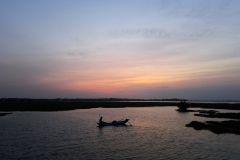 Ribič ob sončnem zahodu na vzhodni obali Arugam Bay.