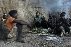 Hadzabe pečejo opico