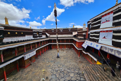 Tibet - Tempeljsko dvorišče