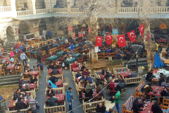 Vzhodna Turčija-Šanliurfa-čajnica v starem kervansaraju in njeni stalni prebivalci