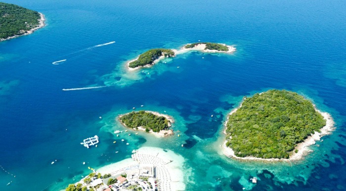 Modro zelene barve albanske rivijere.    