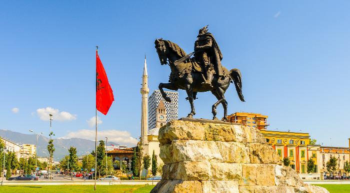 Kip Skanderberga junak albanske zgodovine v Tirani Albanija.