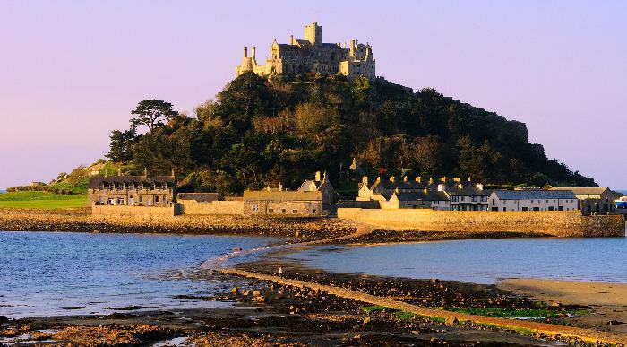  Slikovit otok z magičnim gradom v Cornwallu.