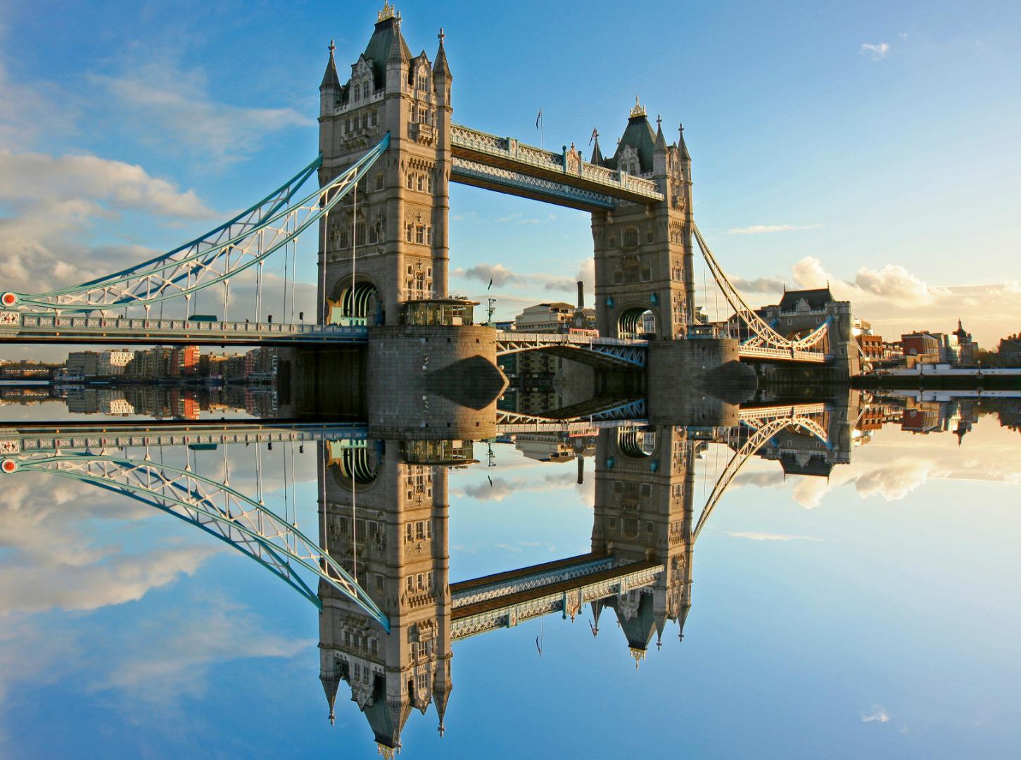 Veličastni Tower Bridge odseva na gladini reke Temze. 