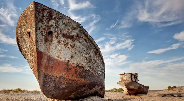 Nasedle ladje na izginjajočem Aralskem jezeru.
