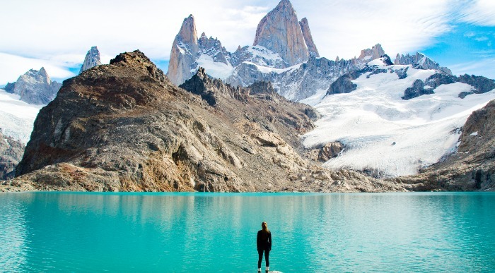 Pogled na znamenito goro Fitz Roy v Argentini z ledeniki in turkiznim gorskim jezerom v ospredju