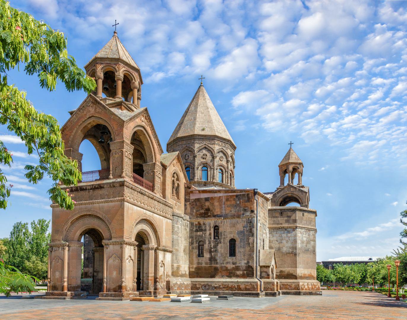 Echmiadzin katedrala izžareva duhovnost in zgodovinsko pomembnost.