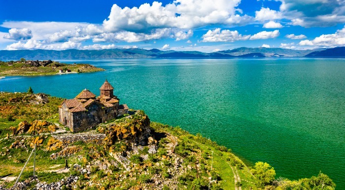 Armenska cerkev ob obrežju jezera Sevan. 