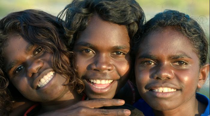 Nasmejani aboriginski otroci so dobre volje.        