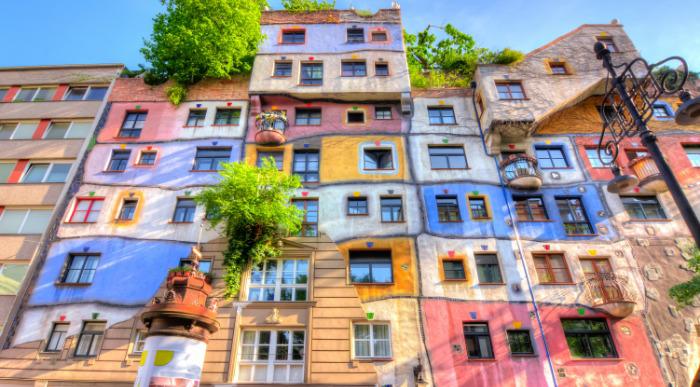 Hundertwasserjeva hiša na Dunaju je prepoznana po svoji barvni paleti in nepravilnih oblikah.