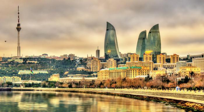 Baku z arhitekturnim čudesom, ognjenimi stolpi.