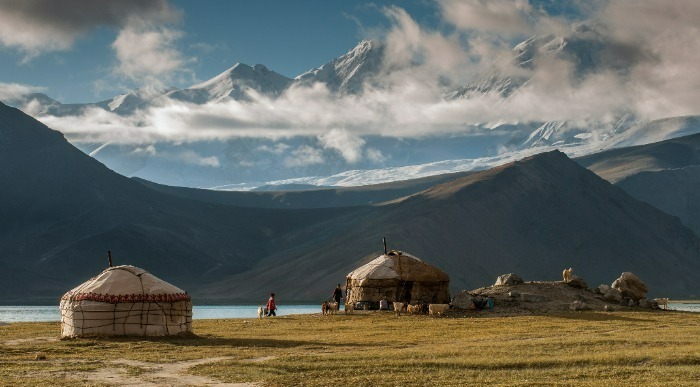 Jute pred gorsko verigo Kunlun.
