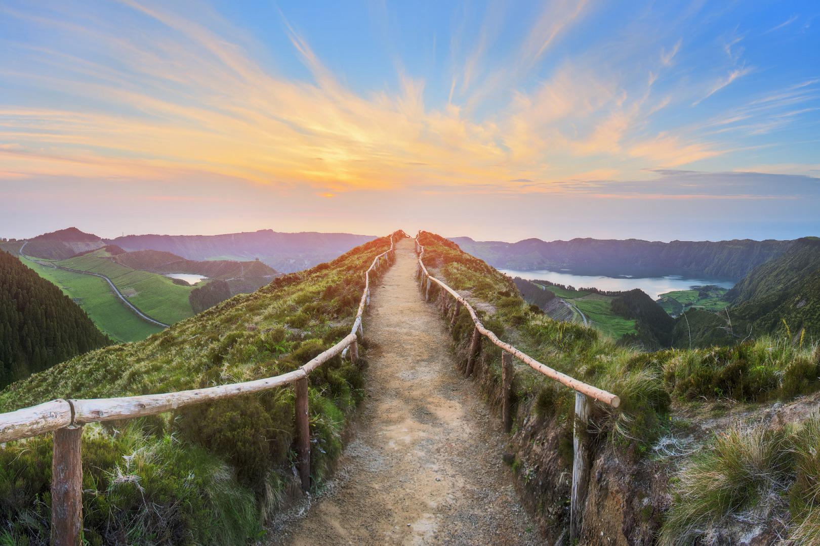 Sprehod po urejenih poteh otoka Sao Miguel.