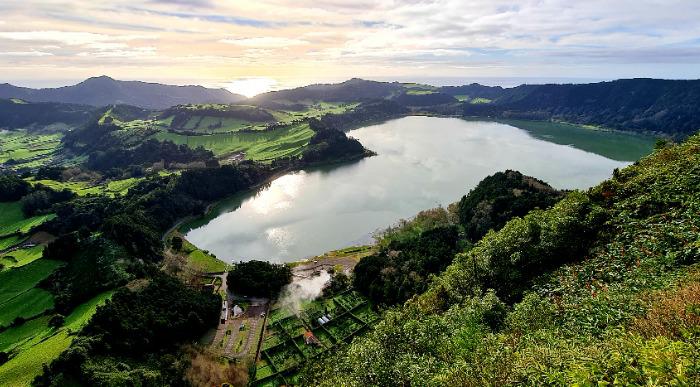 Močna zelena barva narave  obdaja jezero Sao Miguel na Azorih