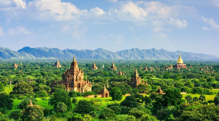 Bagan v Burmi kjer se med zelenjem razprostirajo pagode in templji.