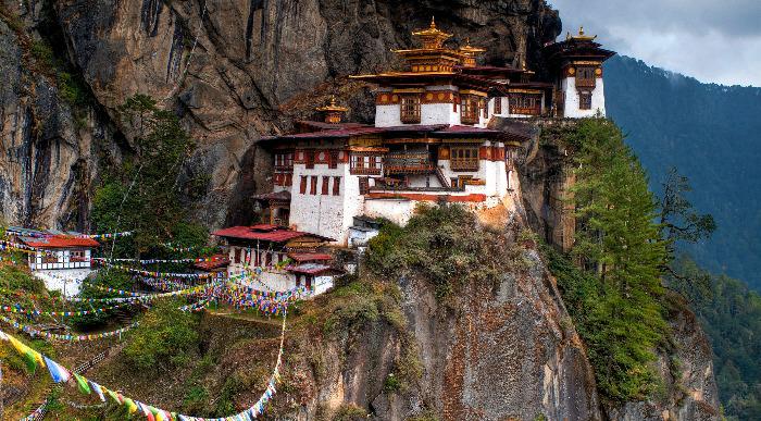 Znameniti samostan vklesan v skalo v Butanu. 