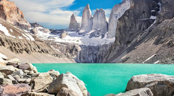 Mogočni granitni stolpi nad divjo pokrajino v Torres del paine nacionalnem parku.