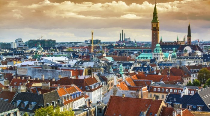 Sivi oblaki nad strehami danske prestolnice Kopenhagen. 