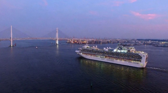 Diamond Princess ladja pluje pod mostom