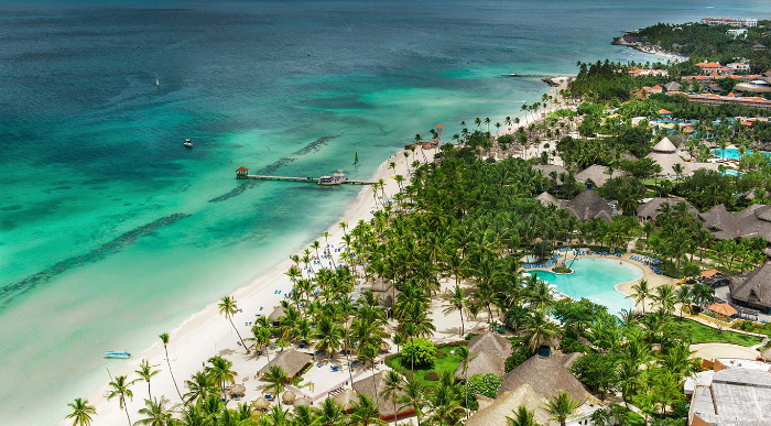 Tropska peščena plaža in vegetacija v zalivu Dominikanske republike. 
