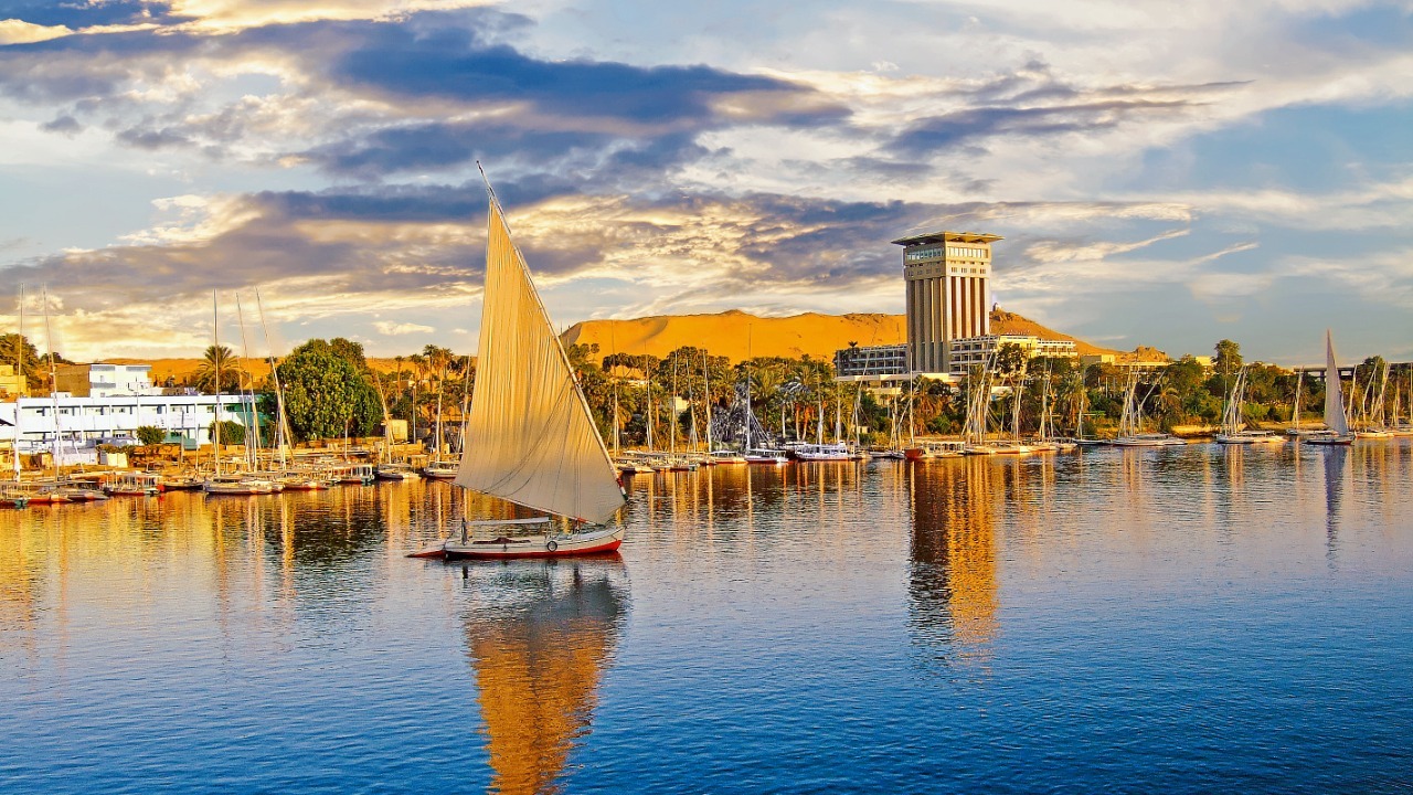 Jadrnica pluje po mirni gladini reke Nil.