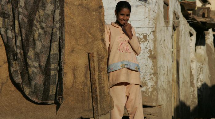 Nagajiv pogled deklice na ulicah Asuana v Egiptu.