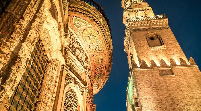 V soju nočnih luči osvetljeni detajli arhitekturnih posebnosti Egipta.    