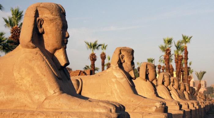 Kamniti Stražarji v Karnaku predstavljajo monumentalno dediščino starega Egipta