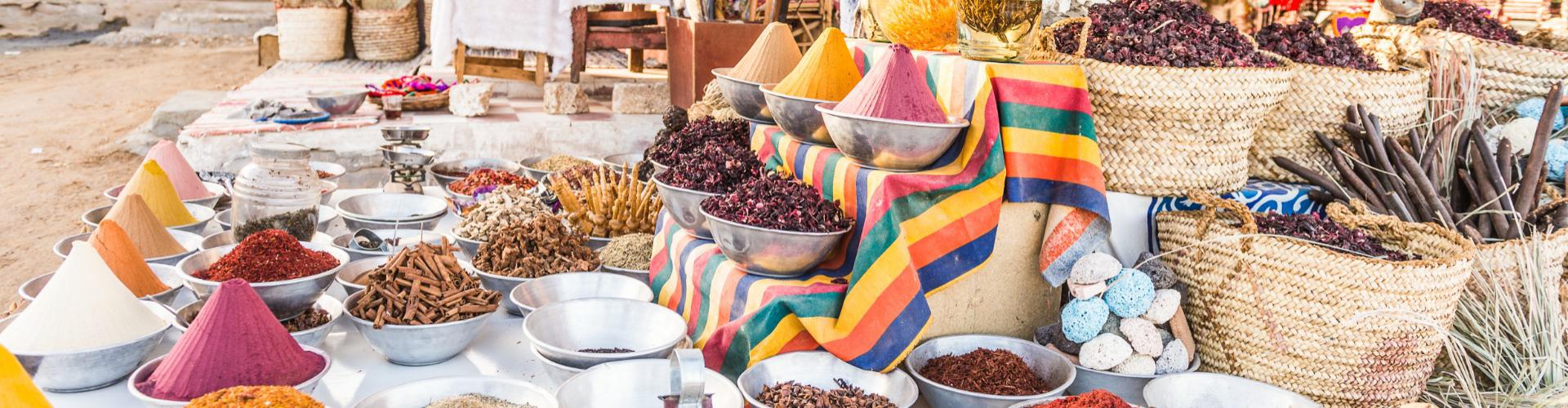 Živobarvni svet začimb v ličnih posodah na stojnici v Egiptu. 
