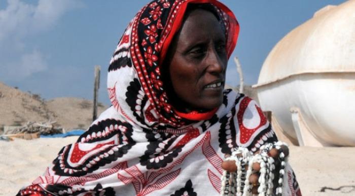 Eritreja-prodajalka na plazi.JPG