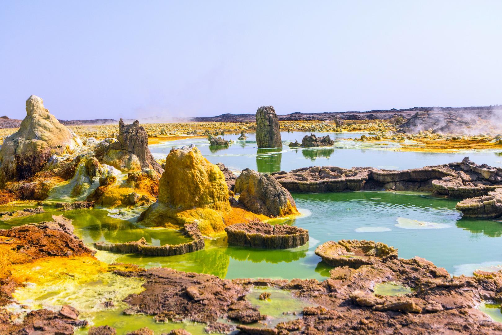 Odmaknjeno jezero Dallol v vseh odtenkih zelene.