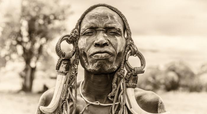 Etiopija-dolina Omo-vojak Mursi