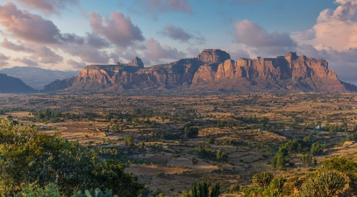 Širok razgled na gorovje Gheralta v Etiopiji z dramatičnimi skalami in prostrano pokrajino