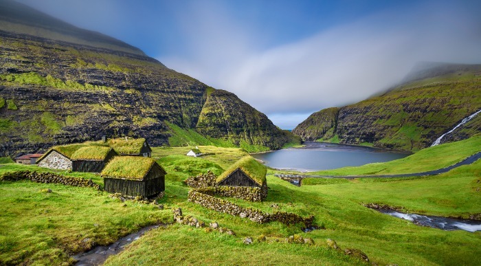 Zeleno mesto Saksun na Farskih otokih.