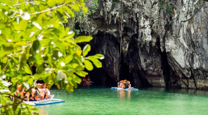 Vožnja s čolni po reki Underground v jamo je posebno doživetje. 