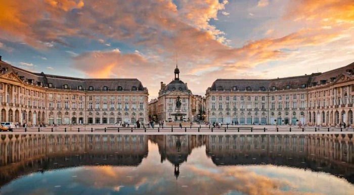 Veličastna palača v francoskem mestu Bordeaux.