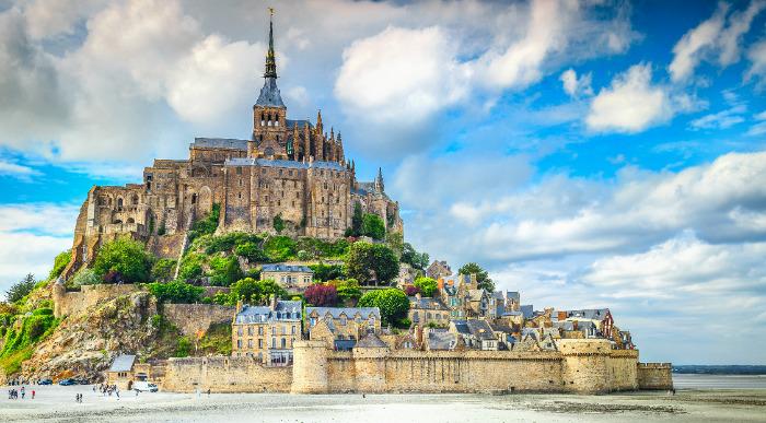 Veličastni srednjeveški otok Mont Saint Michel, Normandija ob oseki.