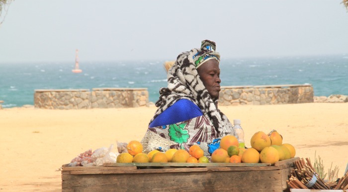 G1-Senegal- prodajalka.JPG