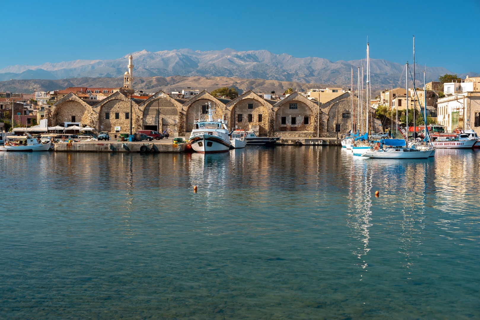 Očarljivi pristan v Chaniji na Kreti.