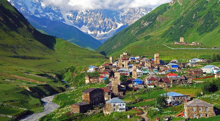 Ušguli, vaška skupnost s kamnitimi hišami v visokogorski dolini Kavkaza. 