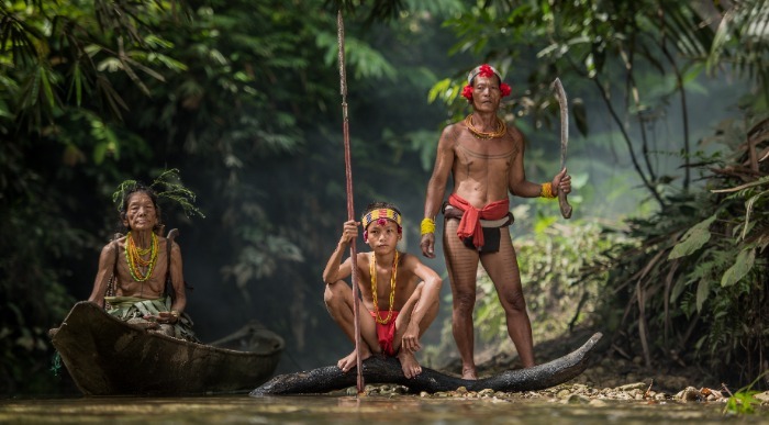 Pripadniki plemena Mentawai v svojih tradicionalnih oblačilih.