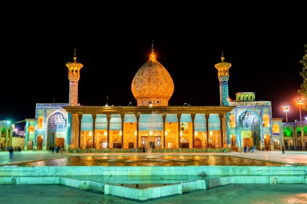 Barvita mošeja v Iranu ob nočni razsvetljavi. 